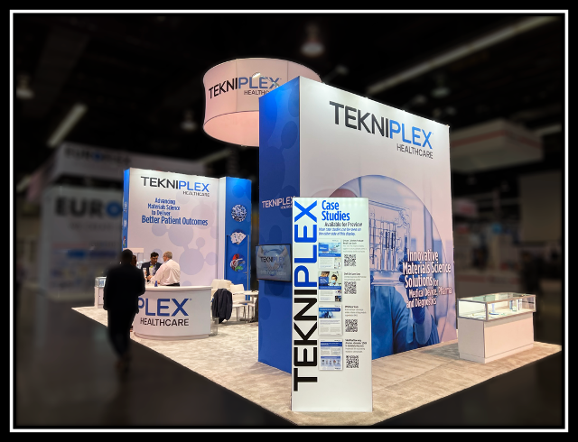 exhibit with vertical banner stand
